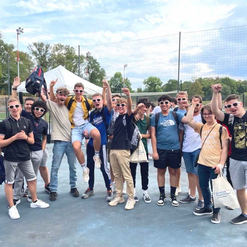 Étudiants qui célèbrent leur victoire aux jeux lors de la journée d'intégration
