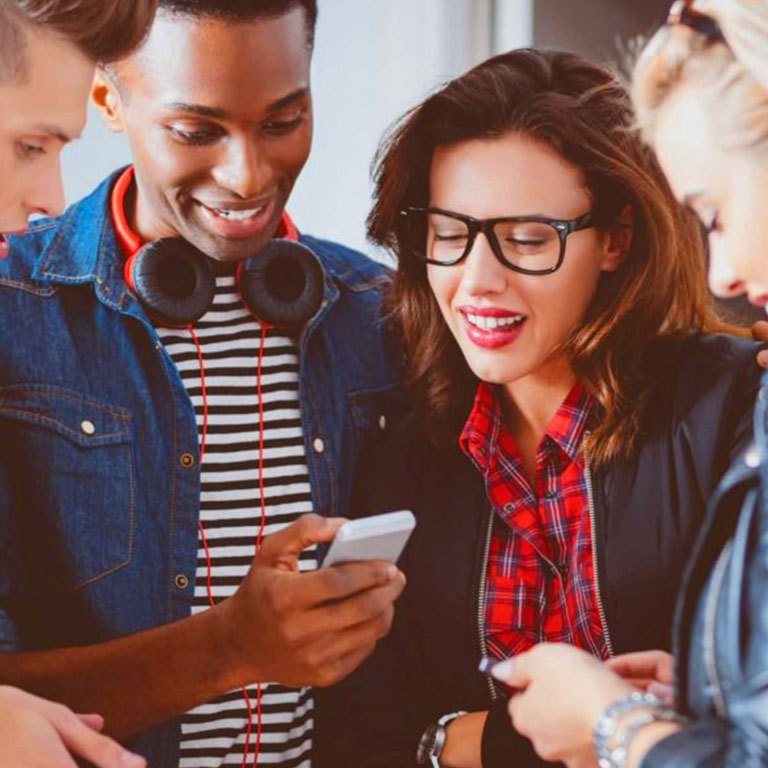 Groupe de personne jouant sur un. support téléphone à un jeu de cohésion en intérieur