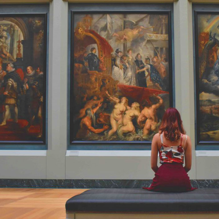 Une personne participant à un jeu dans un musée