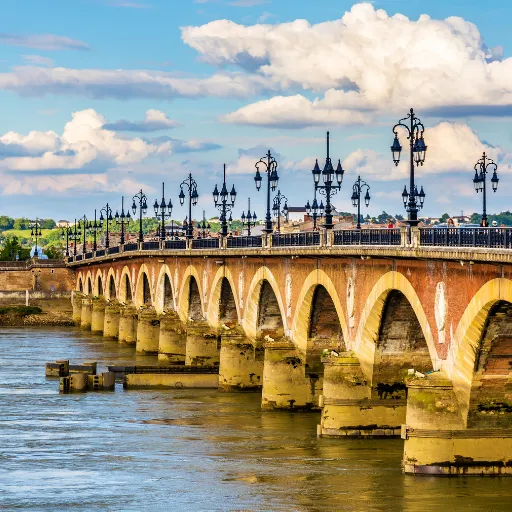 Photo de la Garonne et d'un pont à Bordeaux