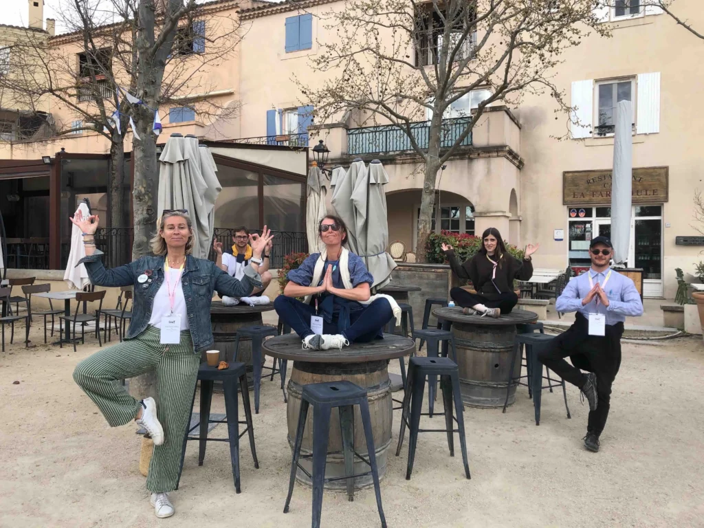 Participants en activité bien-être en extérieur lors d'un séminaire d'entreprise organisé par Dotmap