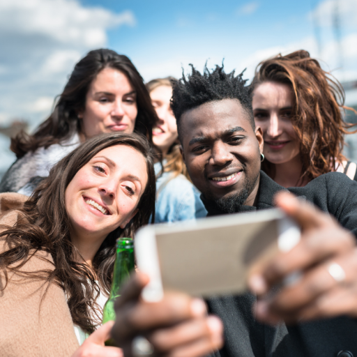 Un groupe se prenant en photo dans un team building street art 