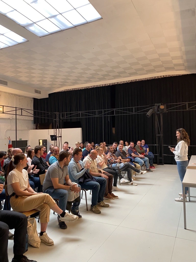 Groupe de collaborateurs réunis pour organiser un séminaire d'entreprise en salle