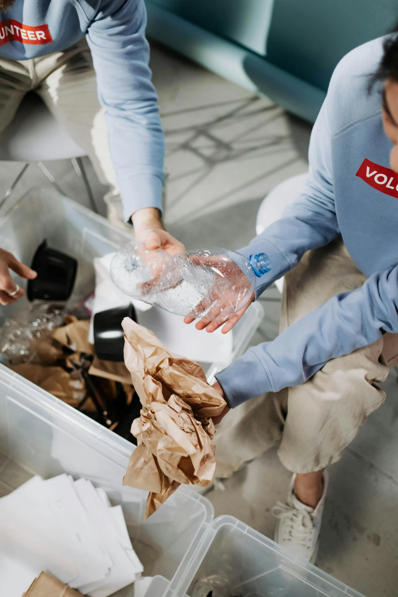 Bénévoles triant des déchets lors d'un atelier associatif team building solidaire en entreprise avec Dotmap