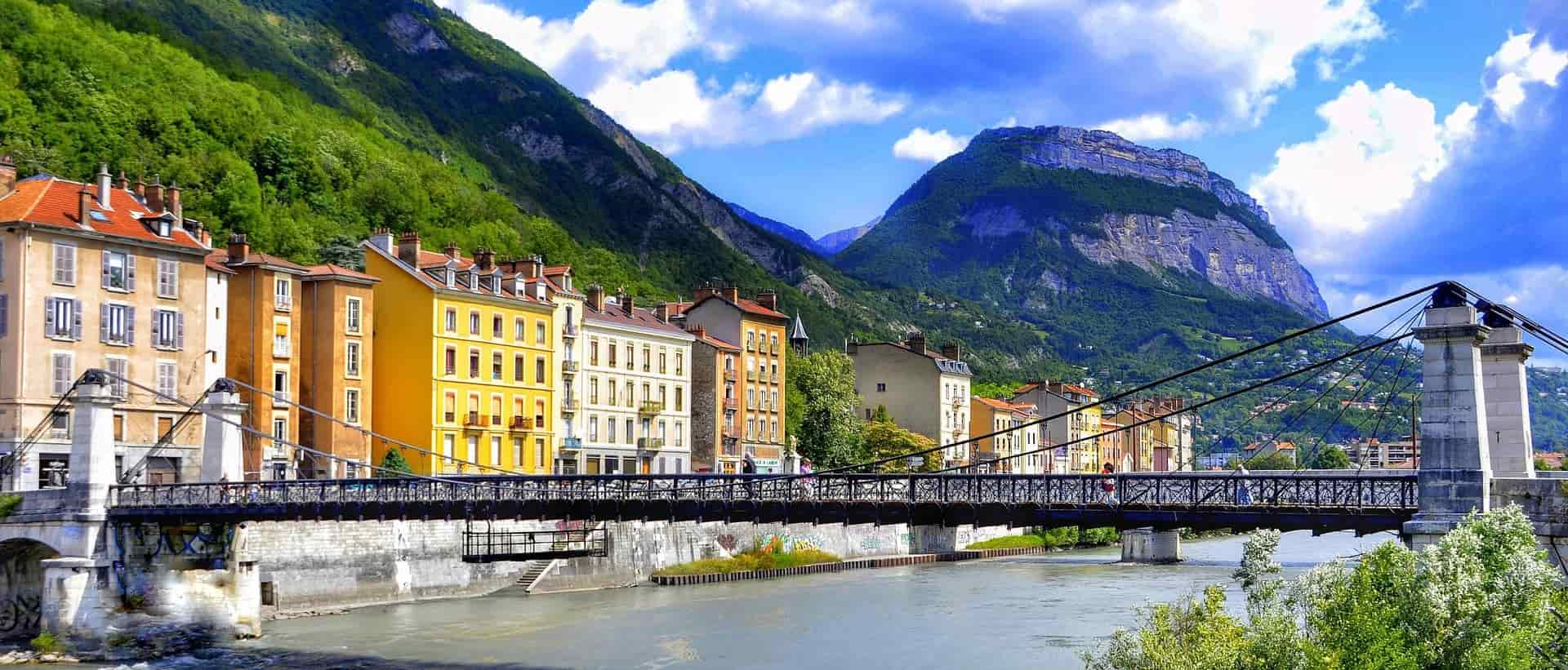 Photo d'une montagne et d'une petite ville
