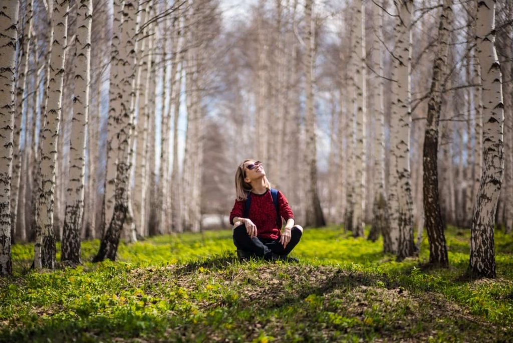 Une personne assise lors d'une activité de team building bien être dans la nature