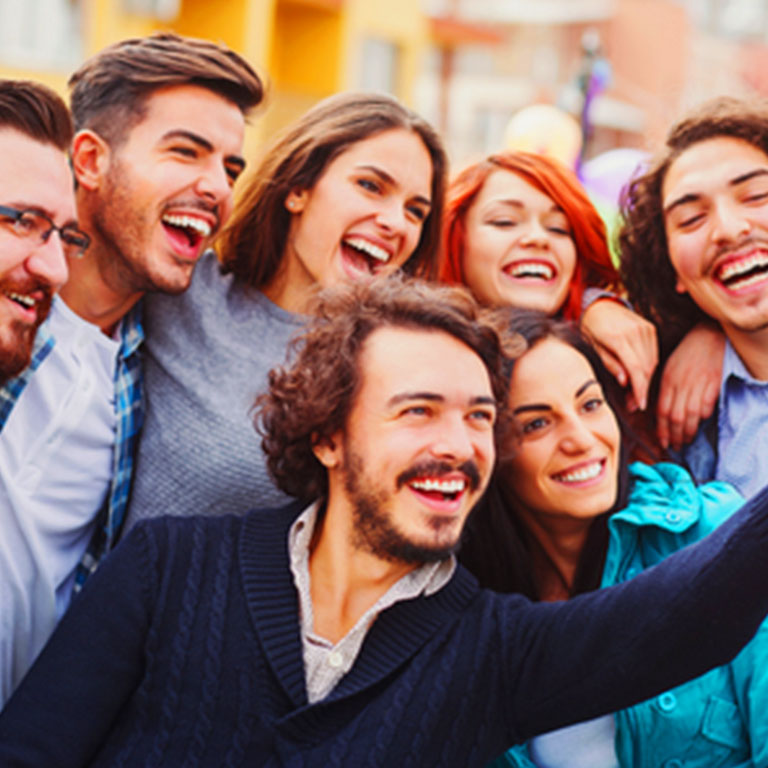 Groupe se prenant en photo à Lille