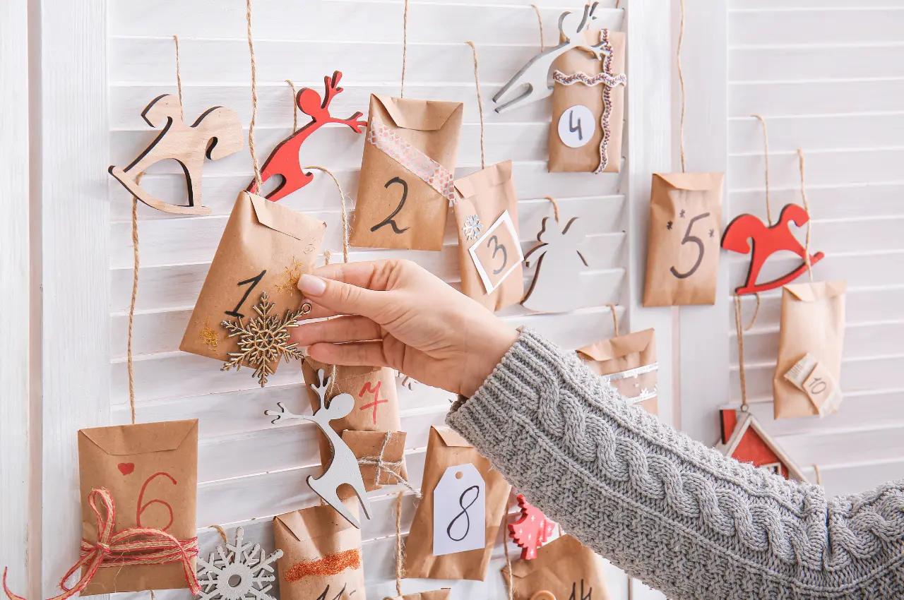 Photo de pochette en carton avec des chiffres comme un calendrier de l'avent