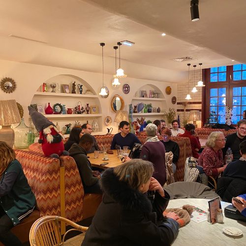 Un groupe dans un restaurant, étape d'un team building dégustation