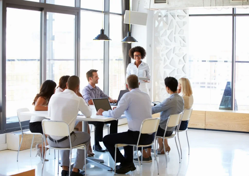 Team building ice breaker en réunion d’équipe : animation collective favorisant la prise de parole, l’engagement et la cohésion des collaborateurs dès le début de la réunion.
