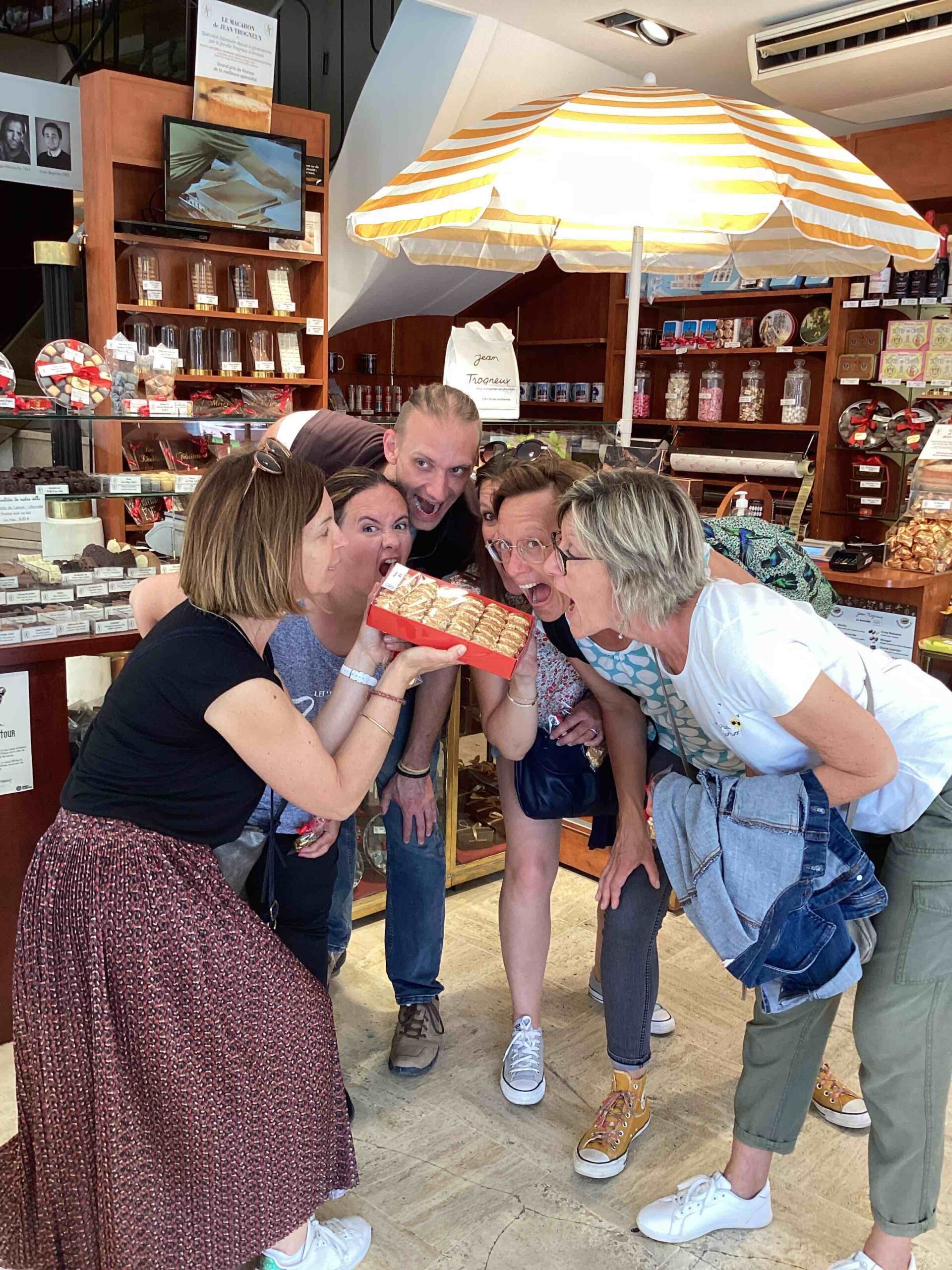 Photo prise lors d'un team building à Lorient. Les collaborateurs sont dans une boutique pour un stop gourmand.