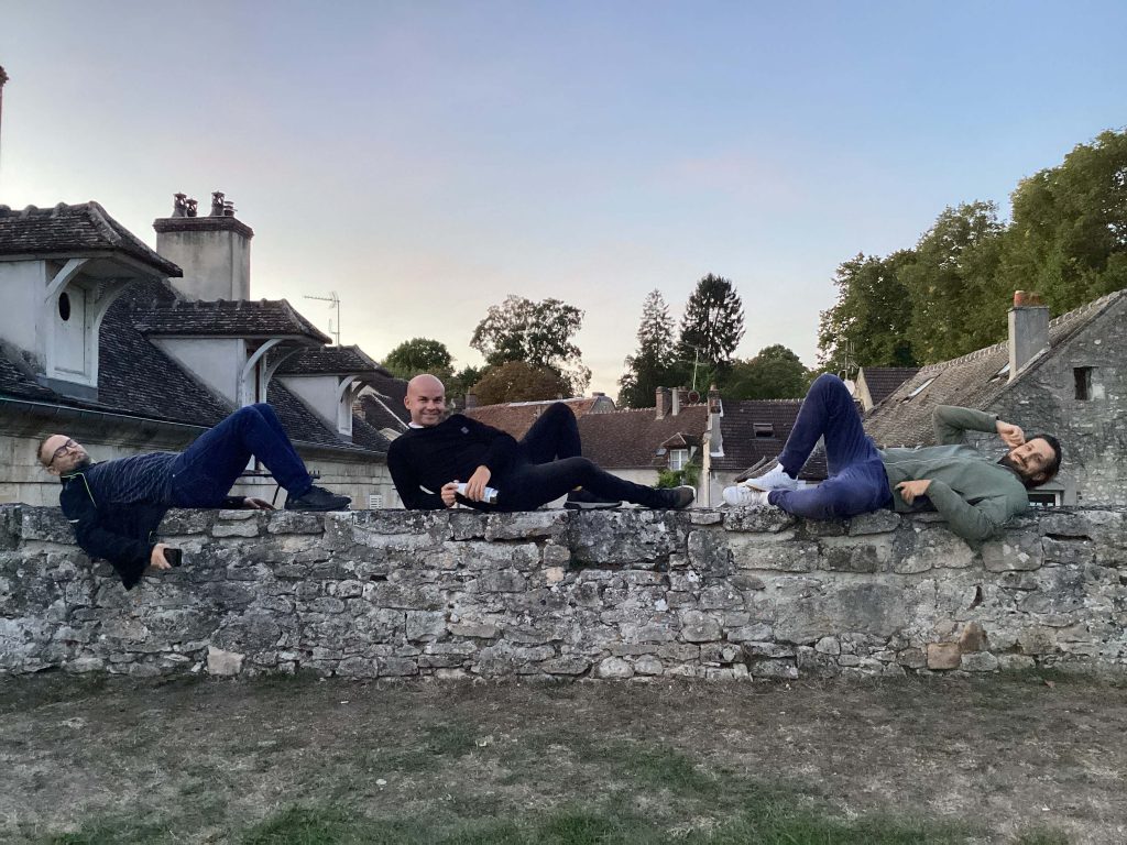 Photo d'une équipe sur un muret qui prend la pose