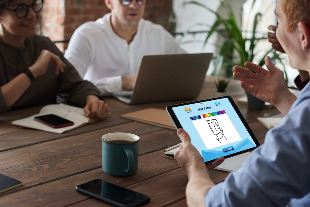 Jeu sur tablette lors d'une réunion icebreaker