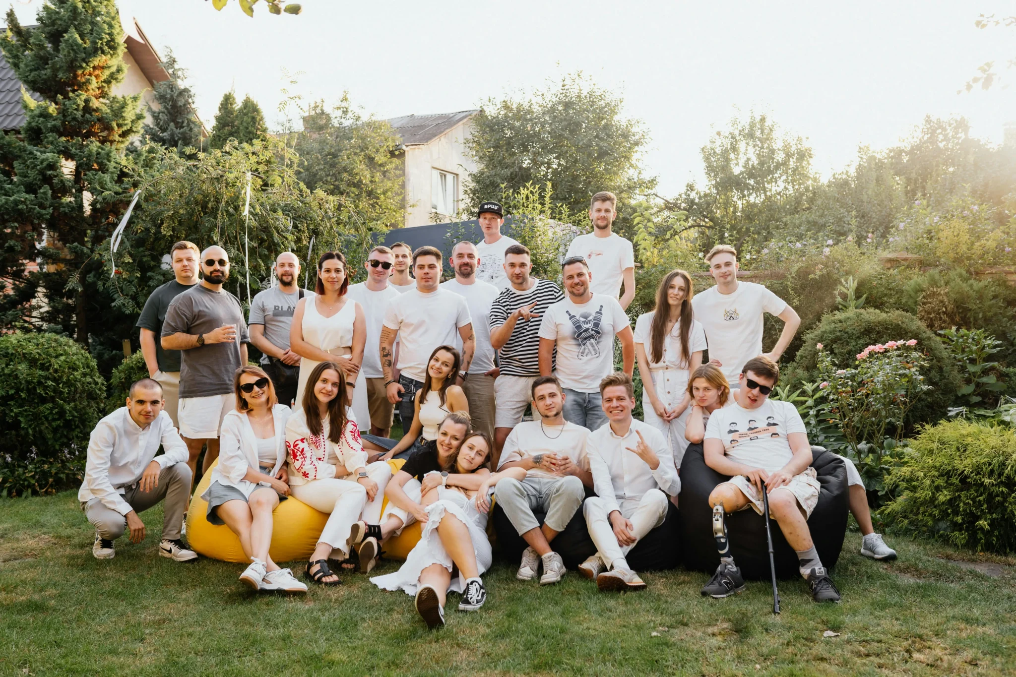 Grand groupe de collaborateurs réunis en plein air lors d'un afterwork entreprise convivial