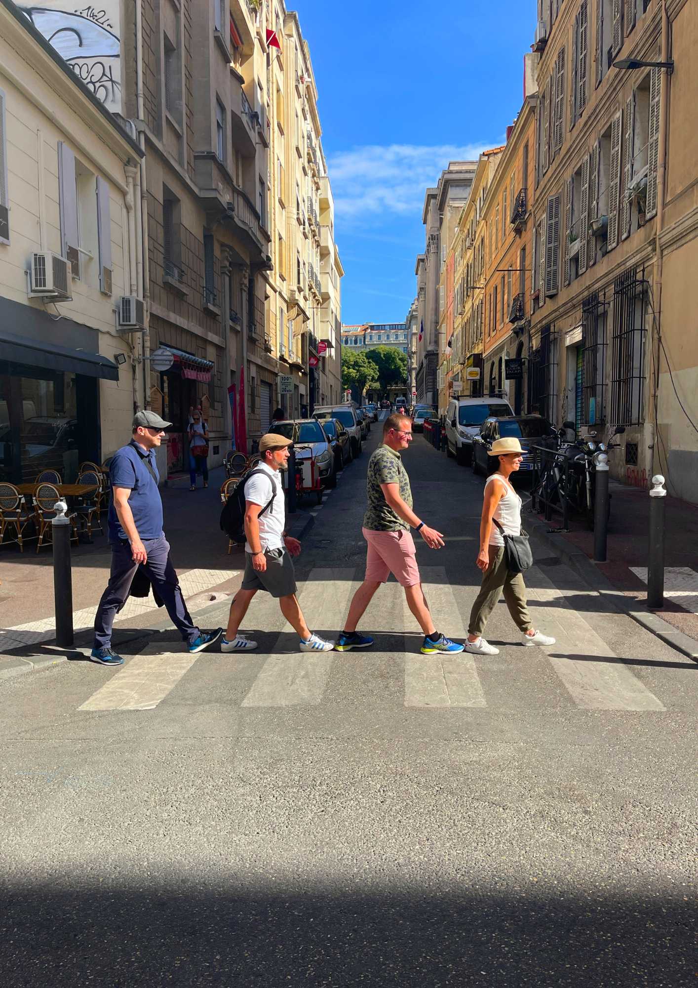Photo d'une équipe sur un passage piéton lors d'un rallye à Carcassonne