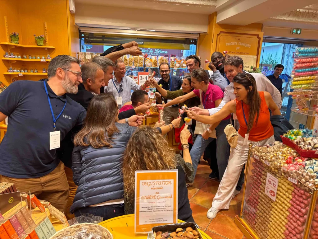 un team building original lors d’un rallye gourmand ou des équipes dégustent des mignardises