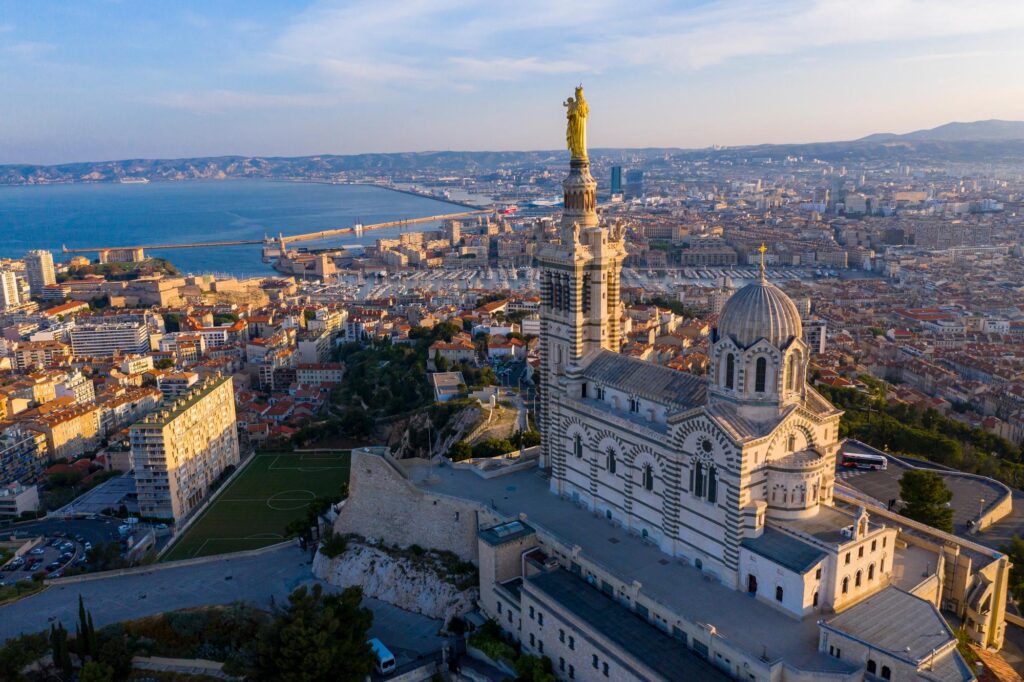 Vue panoramique sur la basilique Notre Dame de Marseille