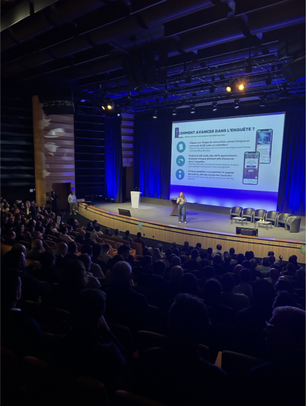 Eléa, cheffe de projet Dotmap présente une activité de team building à Toulouse dans une salle de conférence