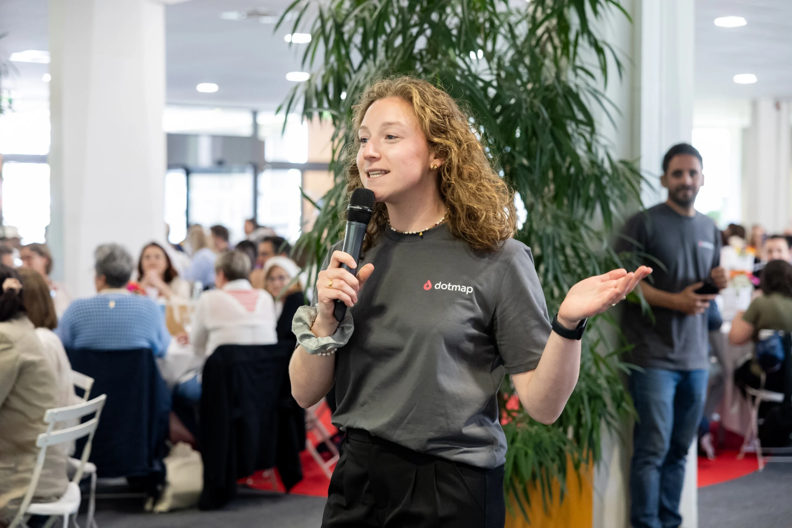 Eléa cheffe de projet Dotmap qui présente une activité au micro