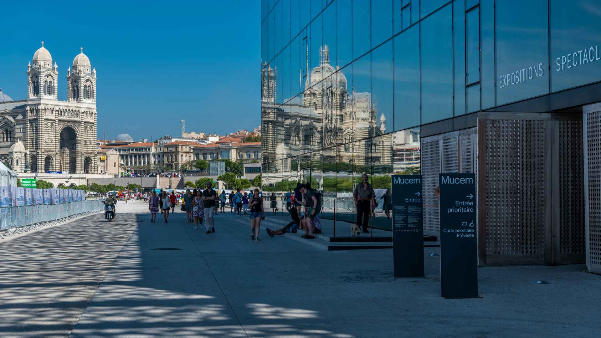Photo avec une vue sur le Mucem et la cathédrale de la Major à Marseille
