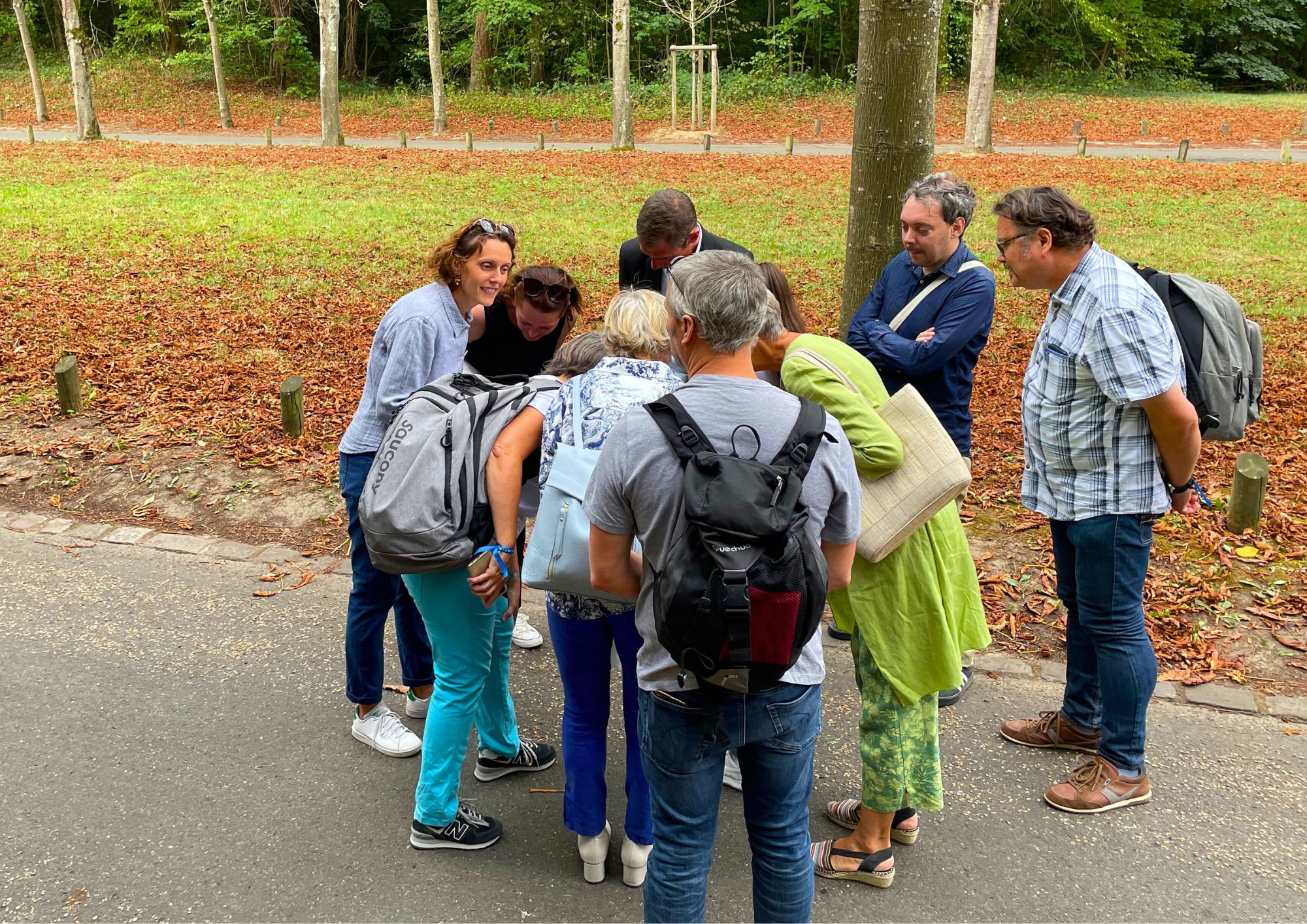 Team building RSE : un groupe de collaborateurs regardent une tablette pour poursuivre une activité liée à l'environnement