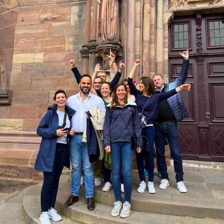 Photo d'une équipe sur le pas d'une porte avant de démarrer le team building