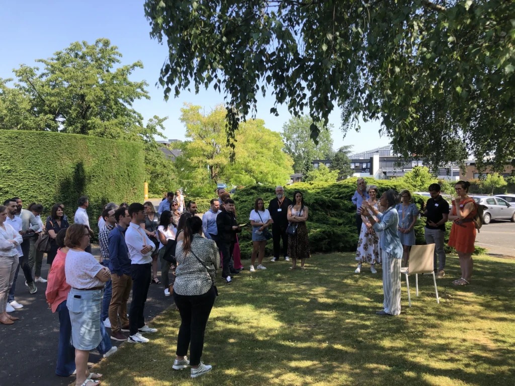 Début du rallye gourmand Lyon avec un groupe de participants réunis en extérieur pour le brief de l’activité team building.