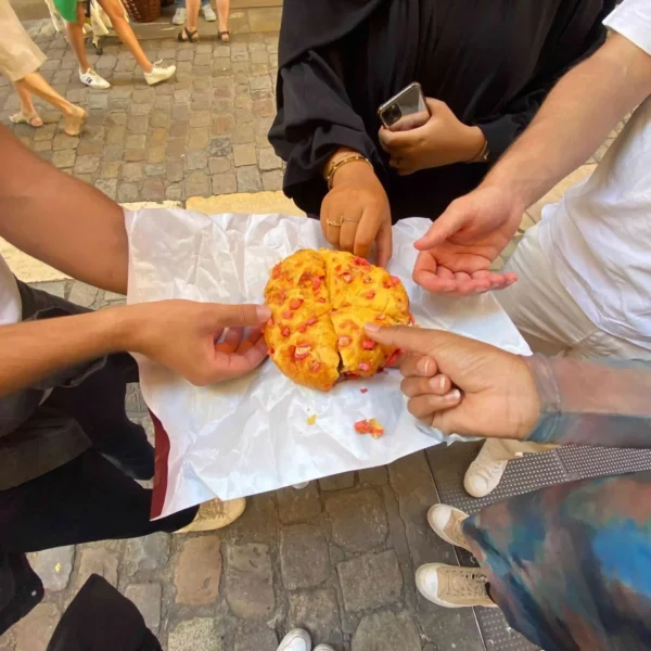 Dégustation lors du Rallye gourmand Lyon, des participants partageant une praline lyonnaise pendant une étape gourmande en équipe