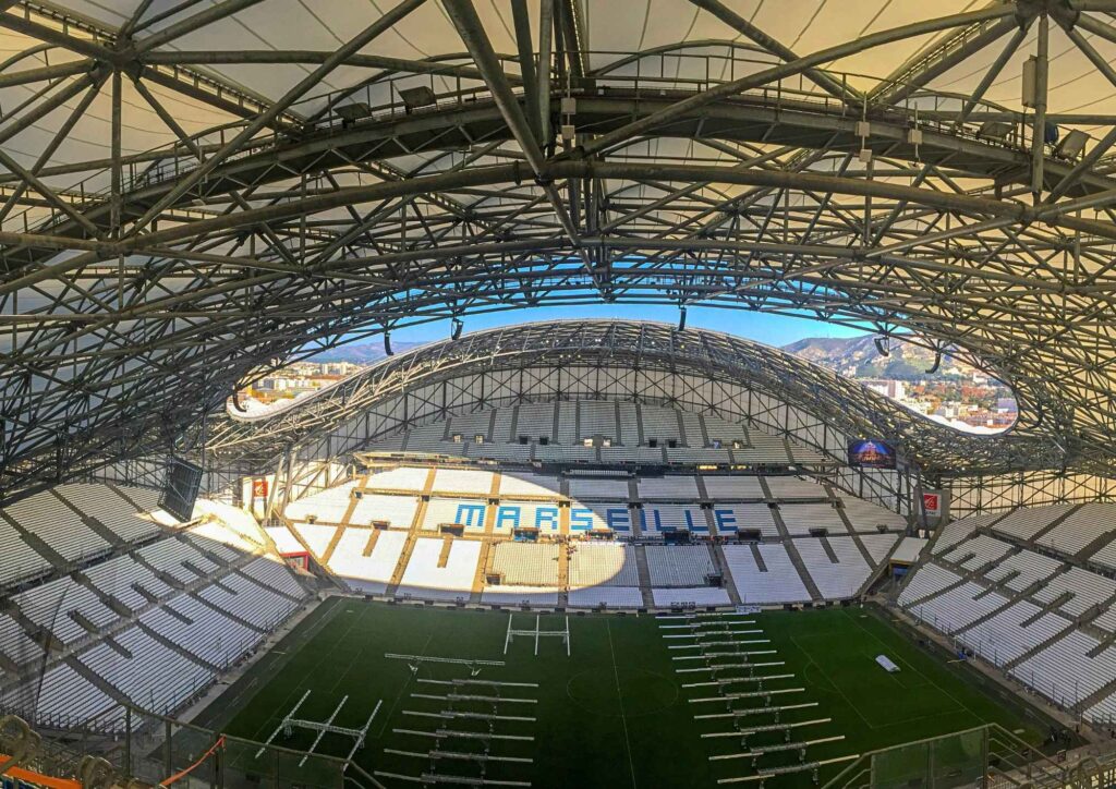 Une photo de l'intérieur du Vélodrome montrant les espaces pour réaliser un team building en Paca