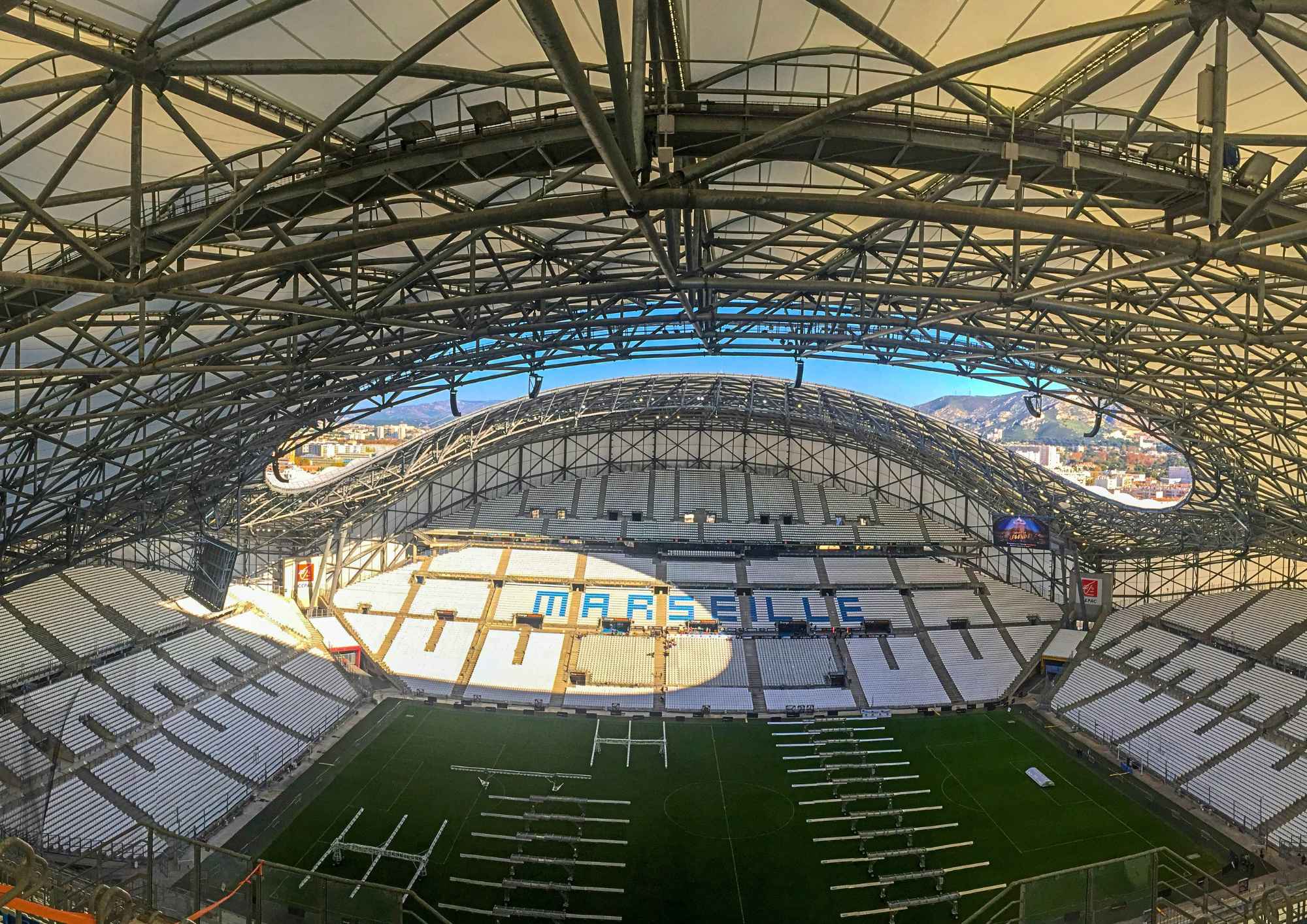 Une photo de l'intérieur du Vélodrome montrant les espaces pour réaliser un team building en Paca