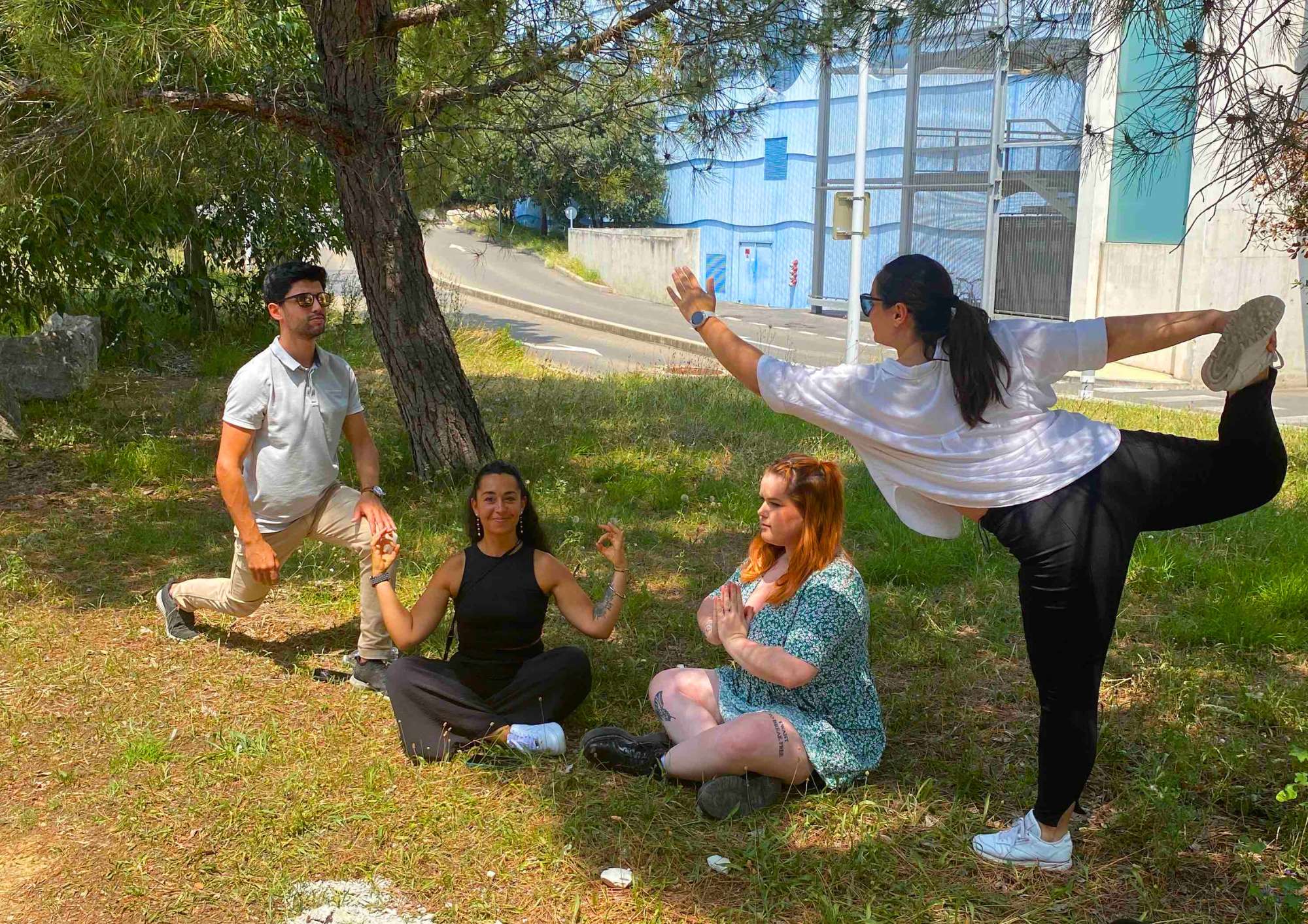 Photo de collaborateurs lors d'un team building RSE qui font du yoga