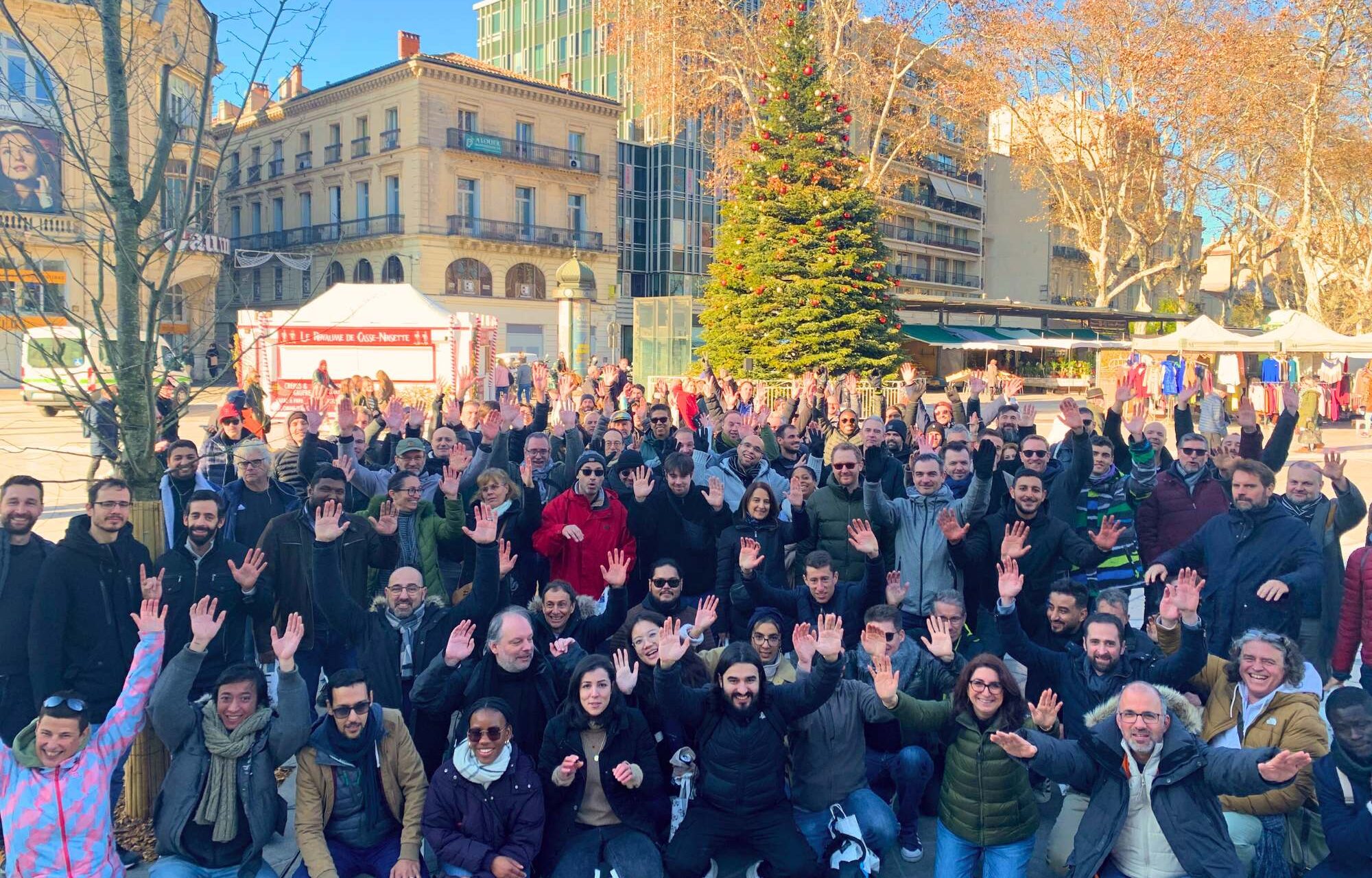 Photo d'un grand groupe lors d'un team building à Toulouse pour garder un souvenir de ce moment