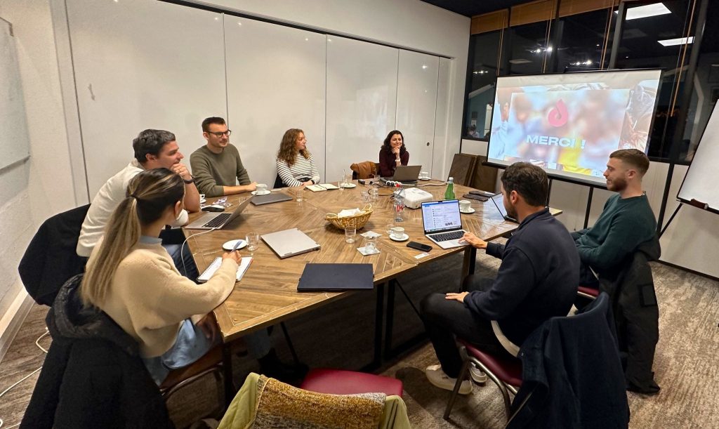 Photo de l'équipe Dotmap lors d'une réunion