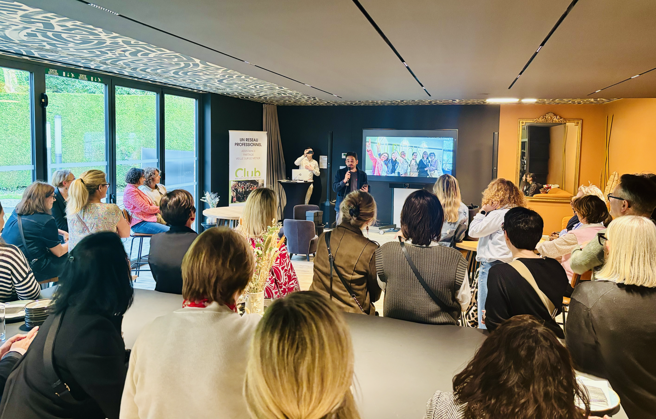 Brief d'une activité avec une personne au micro et un écran pour diffuser le scénario