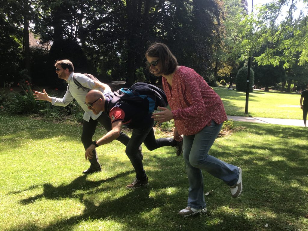 Photo d'une équipe qui fait la course pour un défi photo