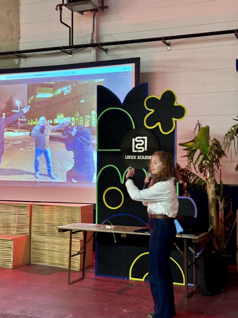 Photo de Eléa qui présente les défis photos sur un écran projeté lors d'une activité de team building