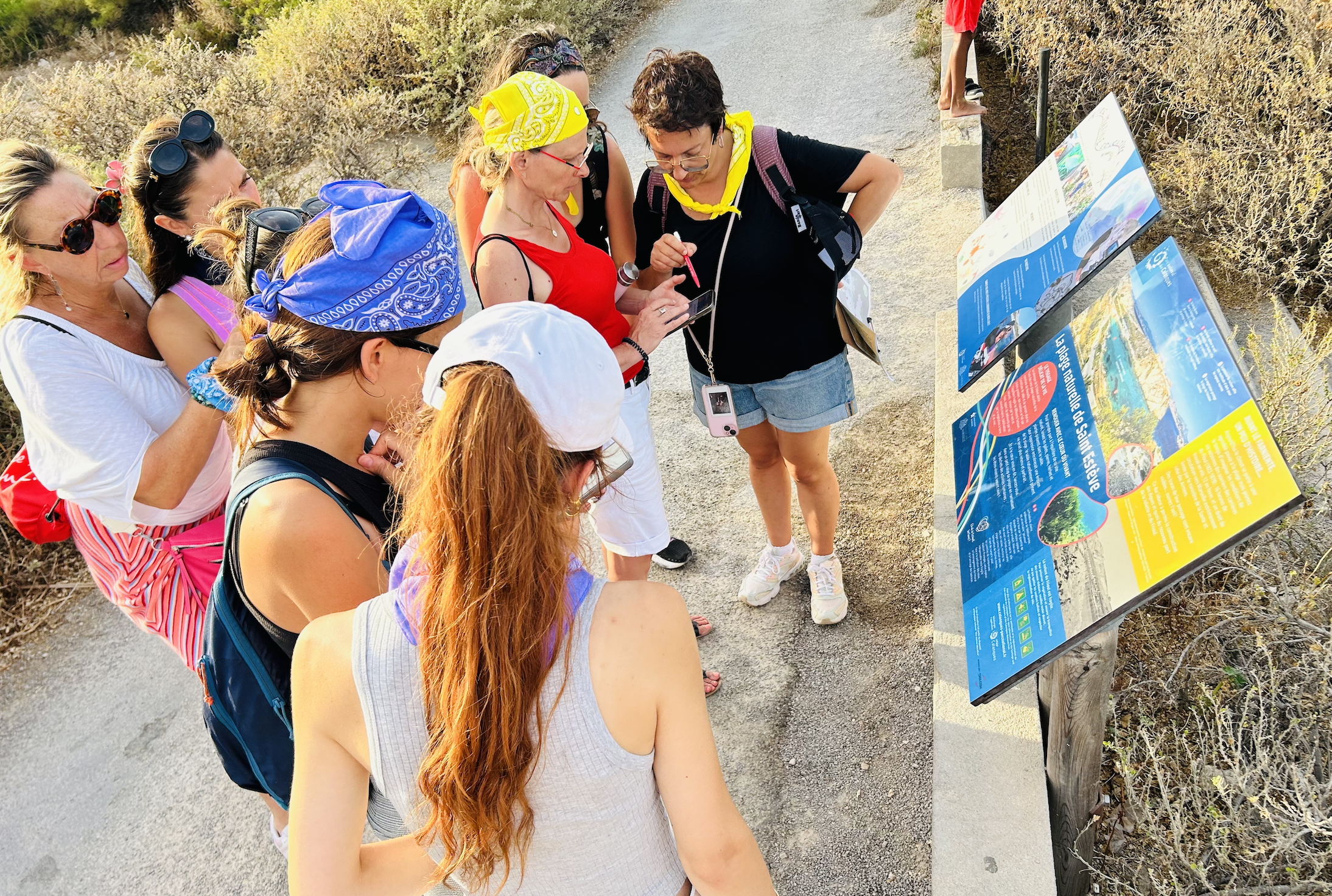 Photo d'une équipe qui regardent une carte pour avancer dans leur team building enquête