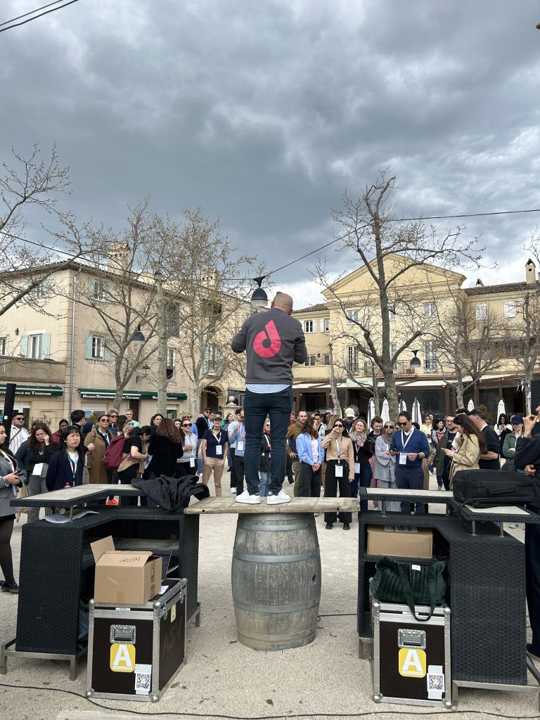 Photo d'un animateur Dotmap basé à l'agence événementielle à Marseille présentant au micro le brief d'une activité
