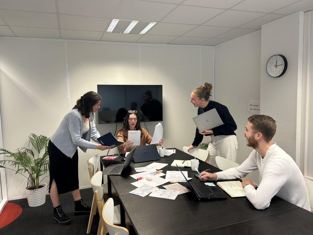 Réunion d'équipe avec une salariée qui est débordée et que tout le monde sollicite