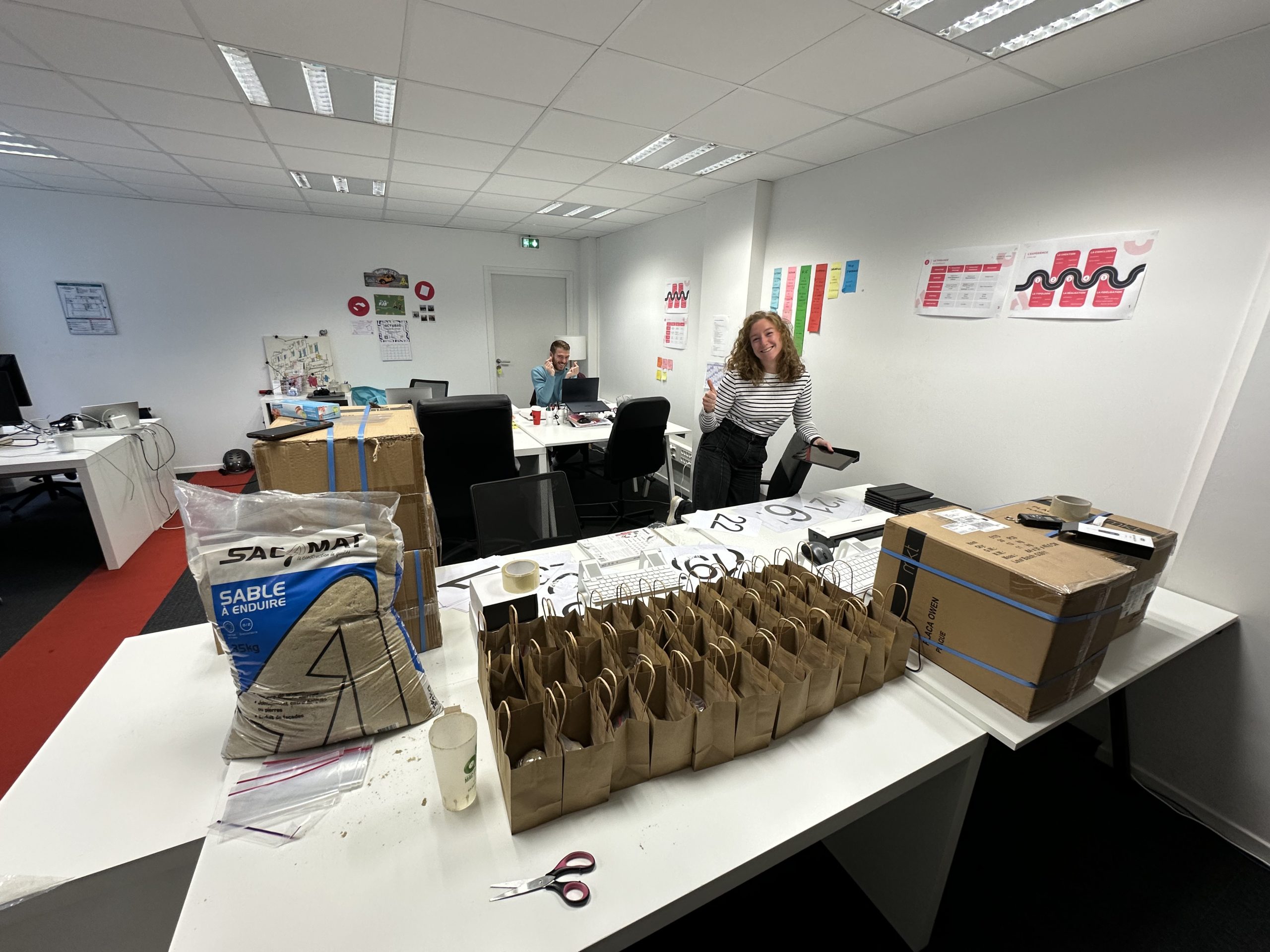 Une photo de Eléa et Louis dans les bureaux l'agence événementielle à Lille