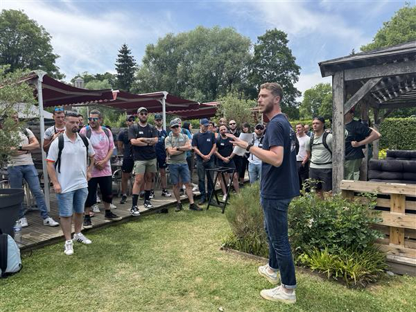 Photo d'un animateur qui va présenter leur activité de team building à Marseille