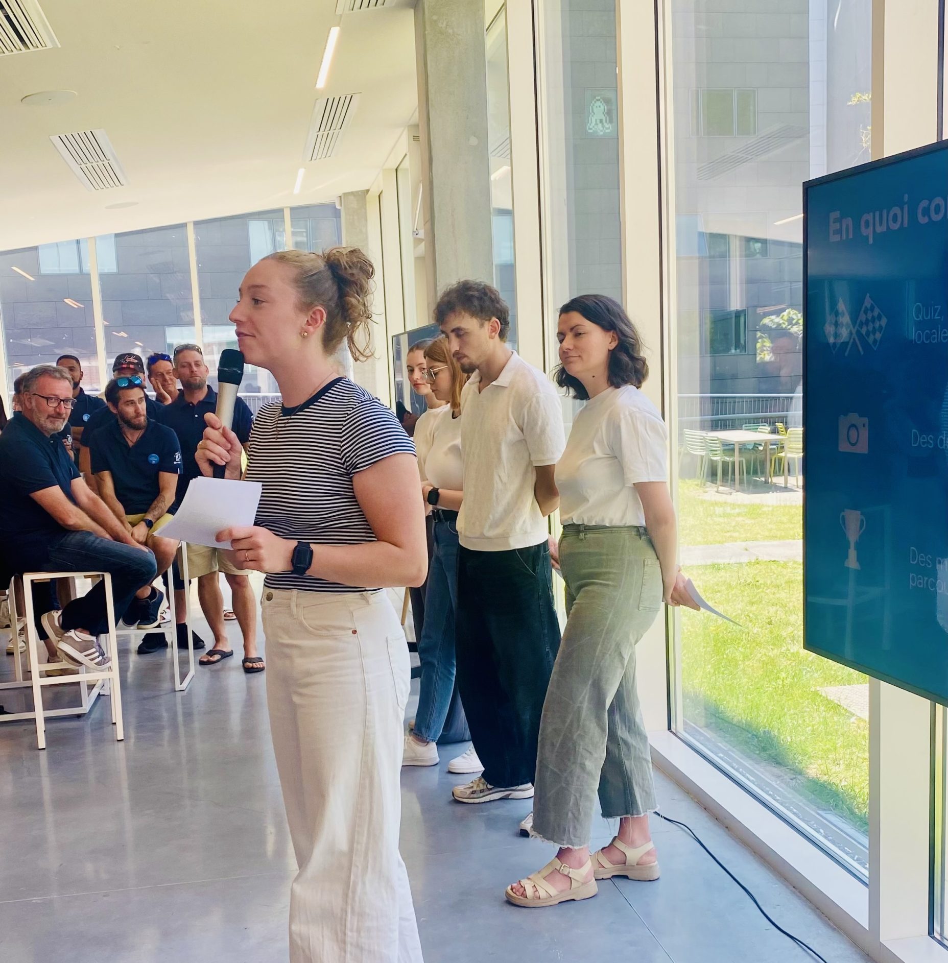 Brief d'une animatrice avant le début d'une activité de team building organisé par notre agence événementielle à Marseille