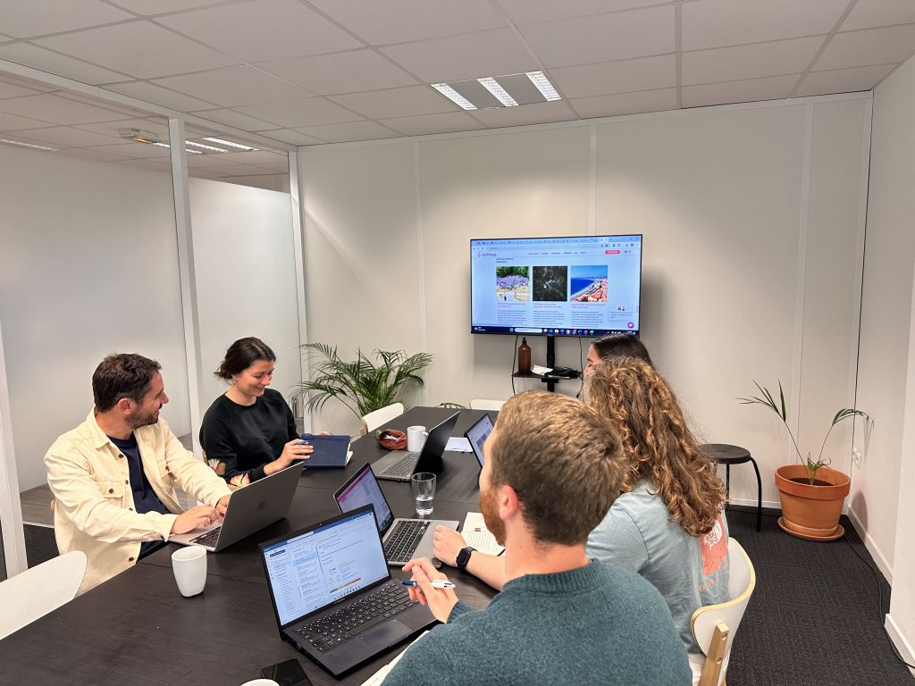 L'équipe Dotmap qui fait une réunion dans une salle