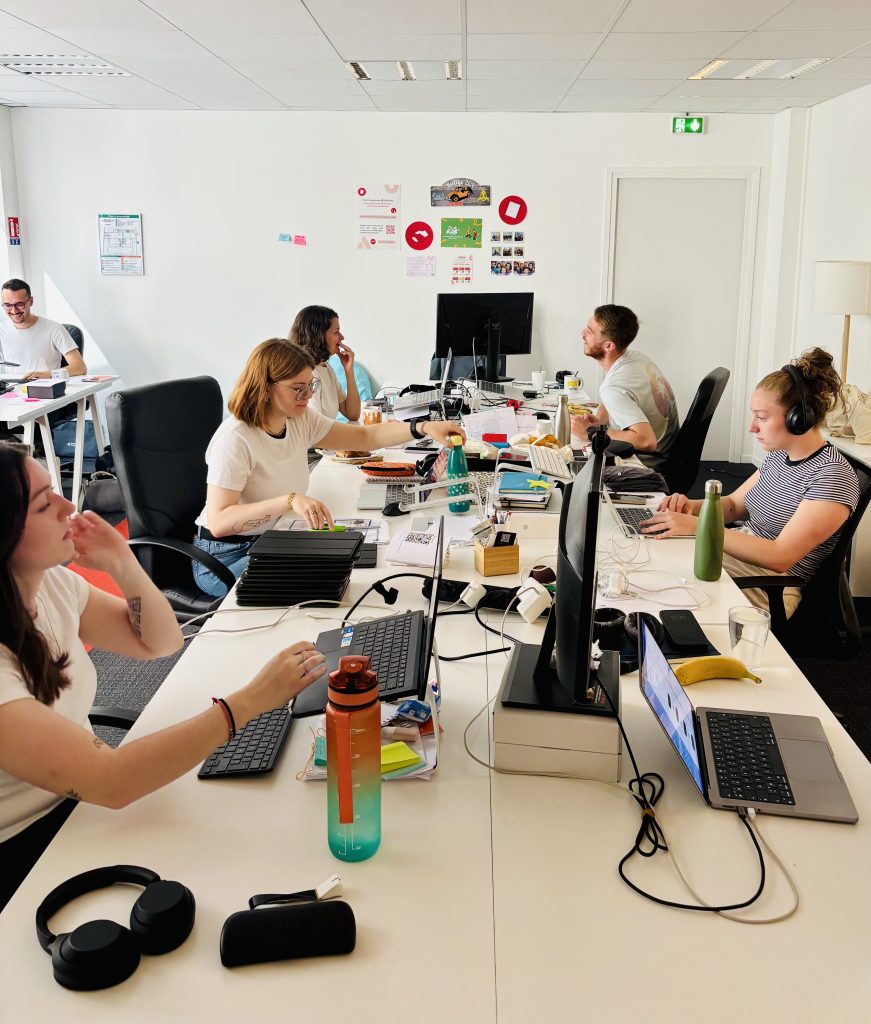 Photo des équipes Dotmap qui travaillent à l'agence événementielle à Lille