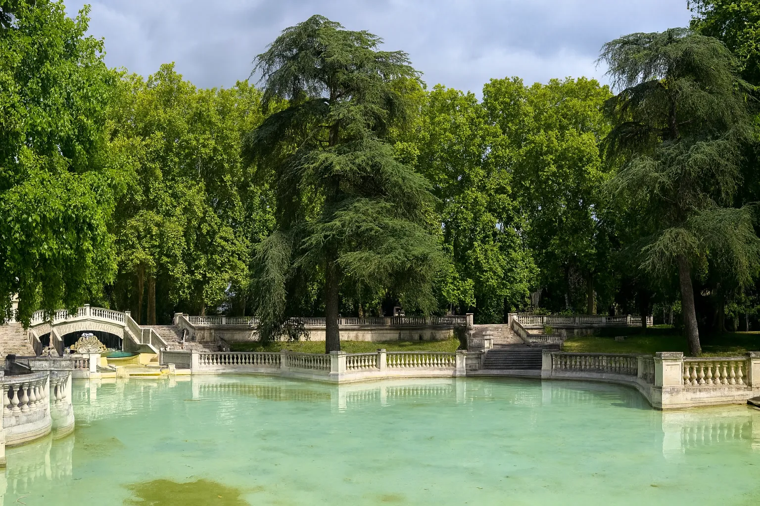 Photo d'un parc à Dijon avec plan d'eau