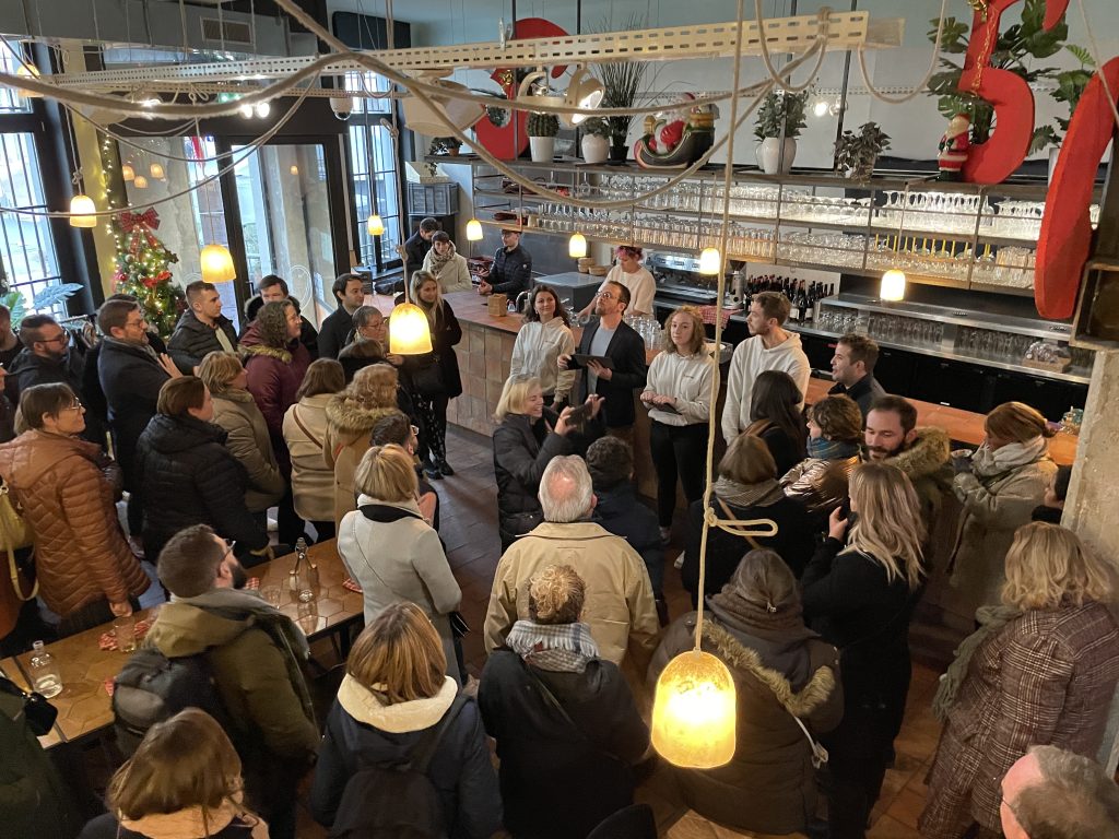 Photo d'un événement en intérieur avec des collaborateurs et des animateurs qui vont présenter une activité de team building