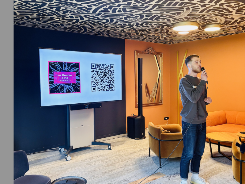 Louis travaillant chez Dotmap, fait un brief avant le début des activités à des collaborateurs