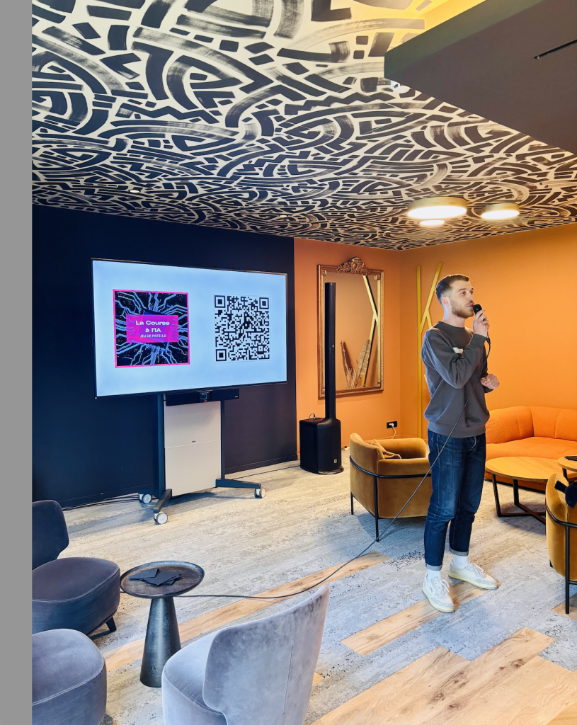 Louis travaillant chez Dotmap, fait un brief avant le début des activités à des collaborateurs