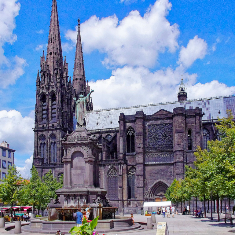 Photo représentant la cathédrale de Clermont Ferrand, idéale pour débuter un team building rhône Alpes