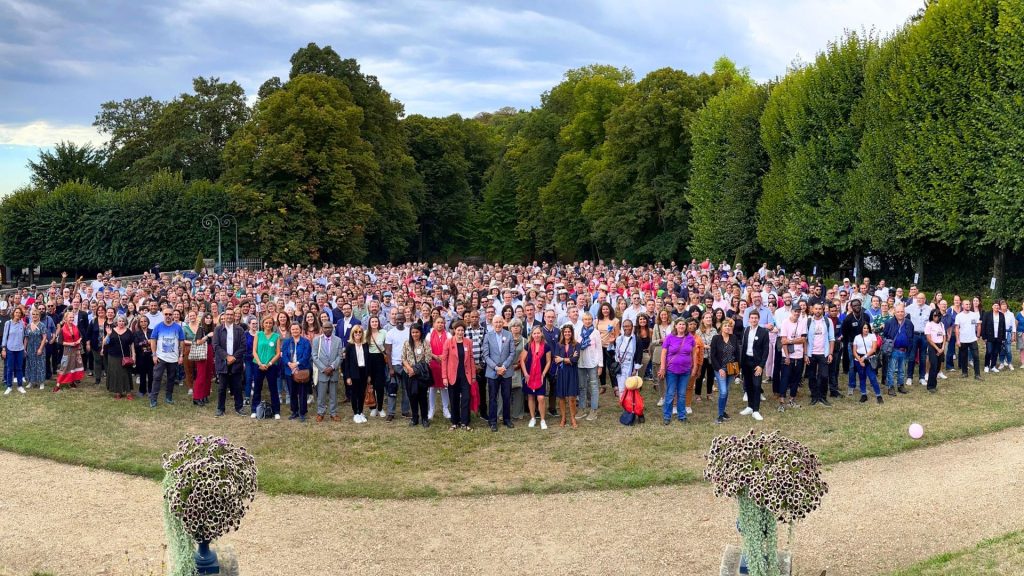 Photo d'un grand groupe de collaborateurs dans un jardin pour une photo collective
